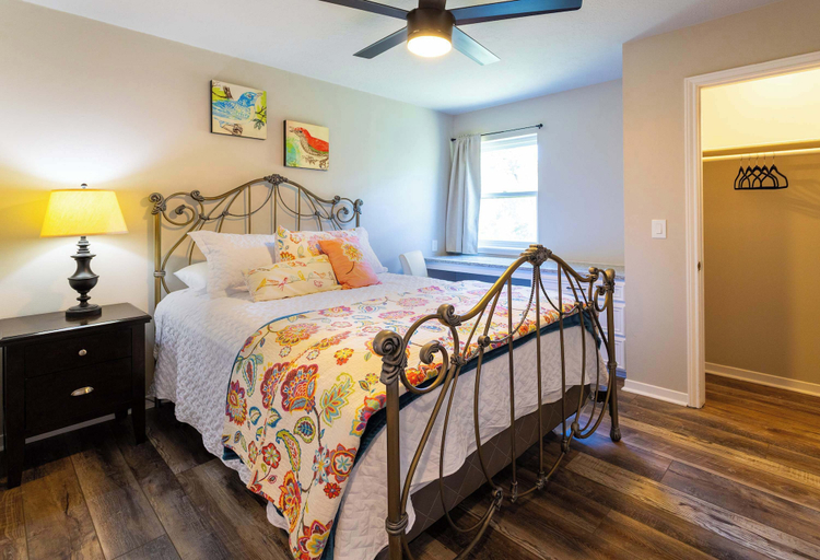Room 5, Valley View Retreat for 10, Hays