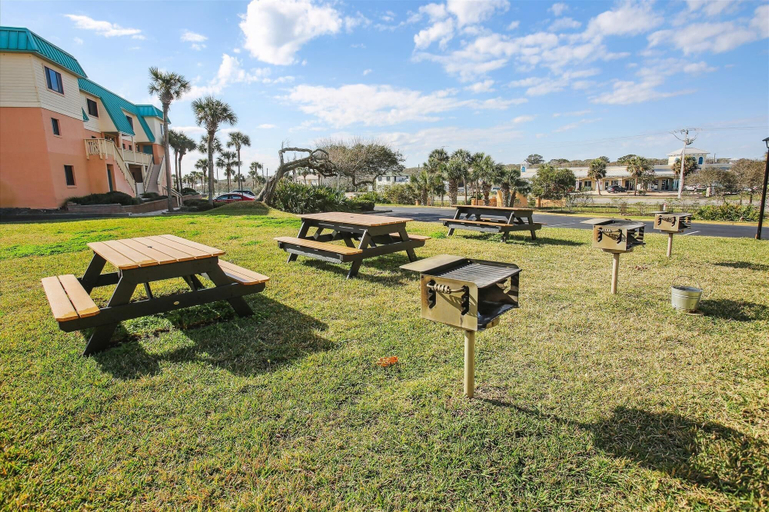 Outdoor dining 2, Sea Haven 512, Saint Johns