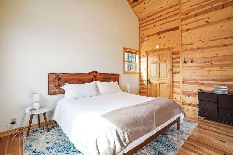 Room 2, Fern Haven A Modern Take on Hocking Hills Cabins, Vinton