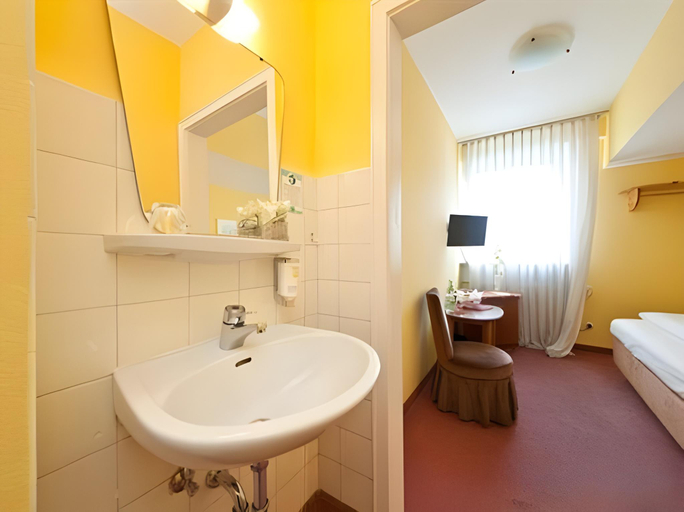 Bathroom 4, Novum Hotel Rieker Stuttgart Hauptbahnhof   , Stuttgart