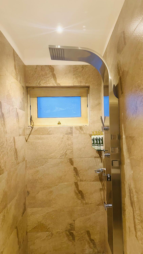 Bathroom 2, The Waves Unawatuna, Habaraduwa