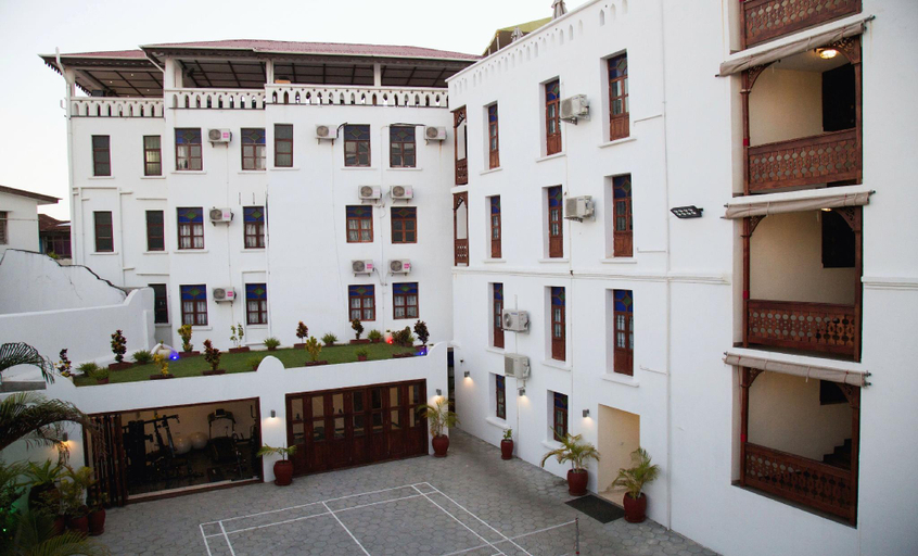 Exterior & Views