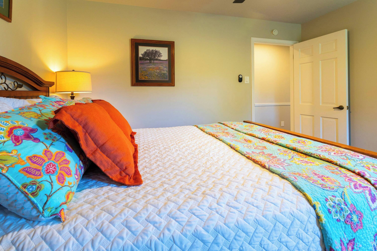 Room 4, Valley View Retreat for 10, Hays