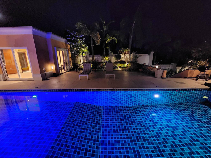 Sport & Beauty 2, Tropical Luxury 4BR Pool Villa w Game Area, Bang Lamung