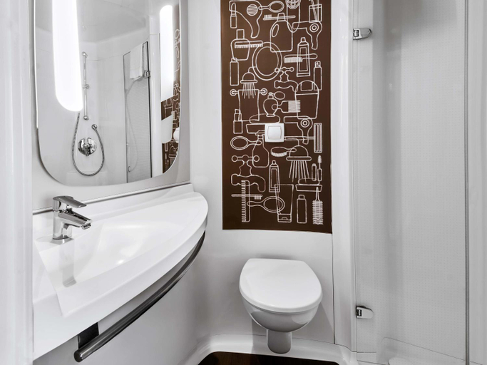 Bathroom 3, B&B HOTEL Frankfurt-Messe, Frankfurt am Main