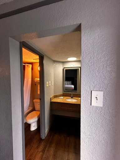 Bedroom 3, Capital O Kings Inn, Shelby