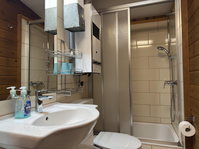 Bathroom 3, Charmantes Ferienhaus mit Terrasse in der Sudheide, Celle