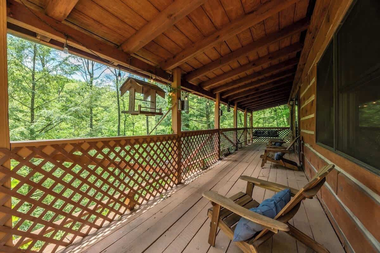 Terrace/patio 4, Outdoors Sleeps7 Family Getaway Fun Arcade, Hocking