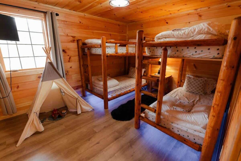 Room 4, Sleeps 16! Luxury Cabin With Game Room & Hot Tub, Hocking