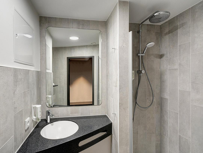 Bathroom 2, B&B HOTEL Kassel-Industriepark, Kassel