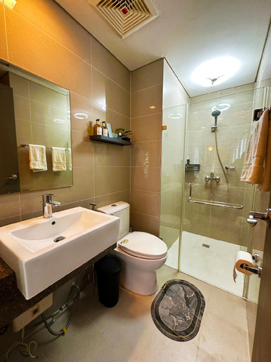Bathroom 3, Modern Airport Condo | 1-Bed Studio Unit • Pool • Gym, Pasay City