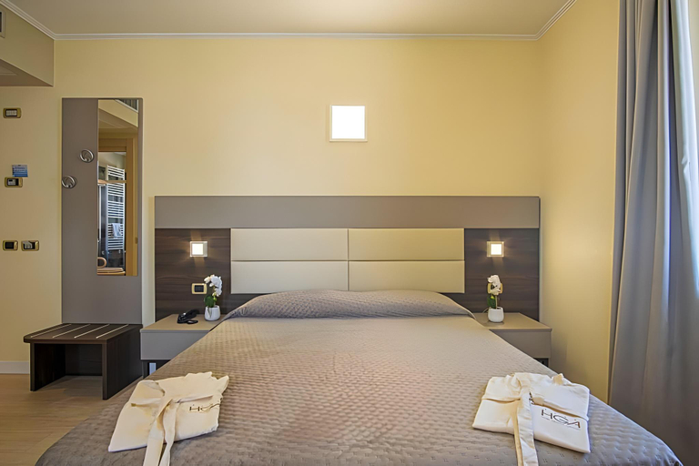 Bedroom 3, Grande Albergo, Genova