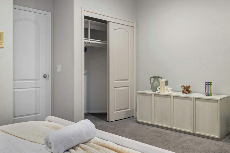 Room 2, Luxury Pool Home w Theater Games & Mountain View, Los Angeles