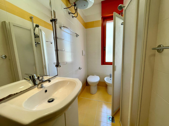 Bathroom, Apartment for 4 people with swimming pool facing the beach, Venezia