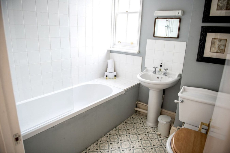 Bathroom, The Royal Oak Hotel, Kent