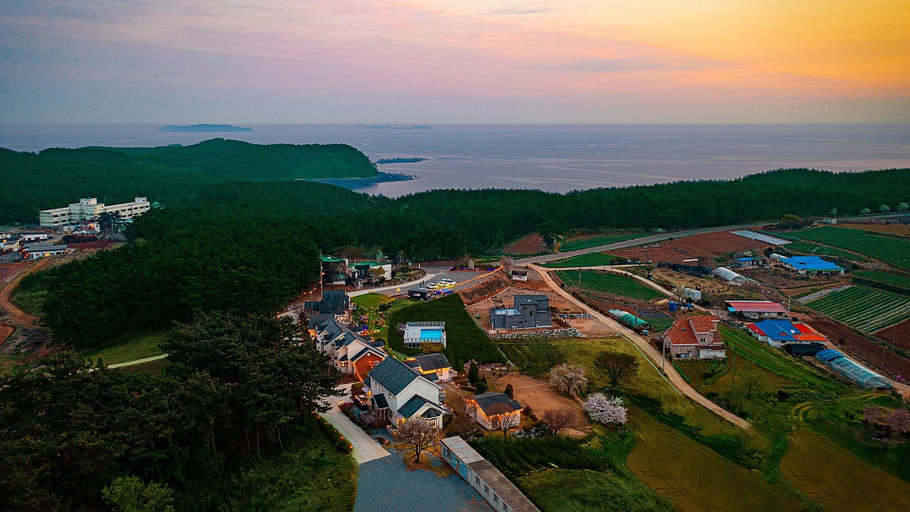 Others 3, Rainbow Castle Pension, Taean