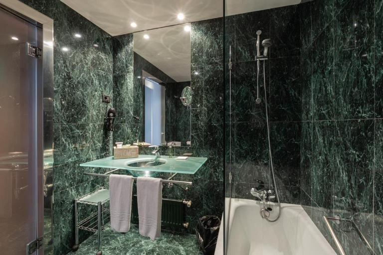 Bathroom 5, Micampus Pamplona Student Residence, Navarra