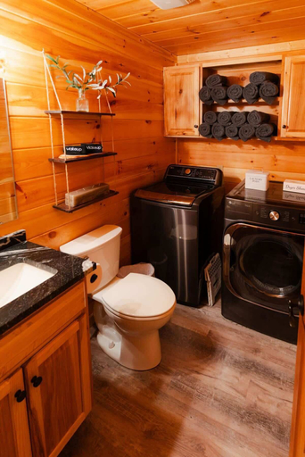 Laundry 3, Sleeps 16! Luxury Cabin With Game Room & Hot Tub, Hocking