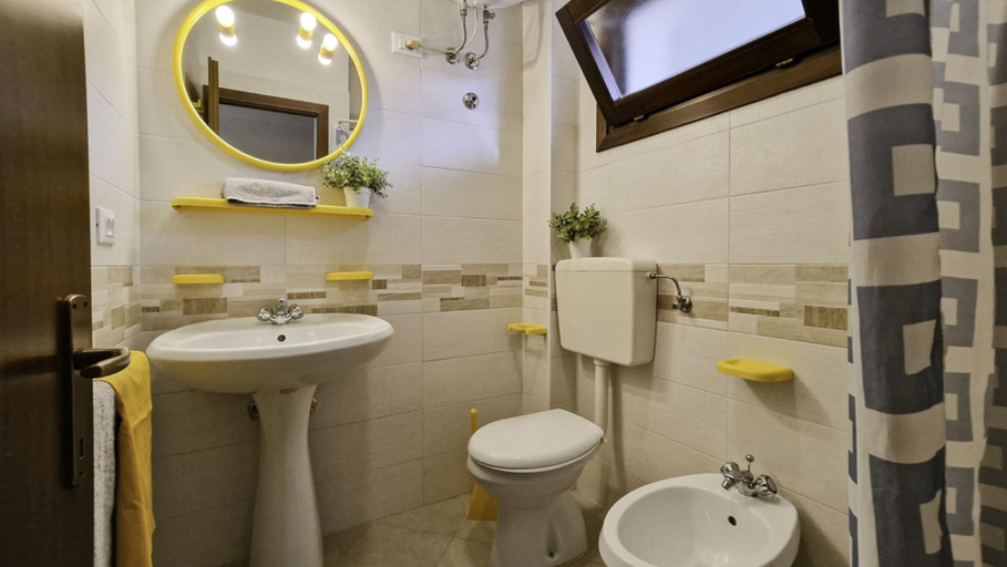 Bathroom, Two-roomed flat with swimming pool near the sea - By Beahost Rentals, Venezia