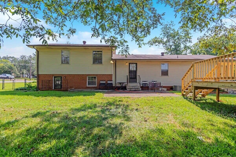 Exterior 3, Gilmore Retro Pad, Madison
