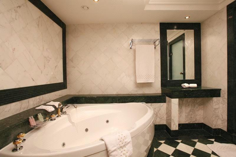 Bathroom 4, Golden Carthage Residence, La Marsa