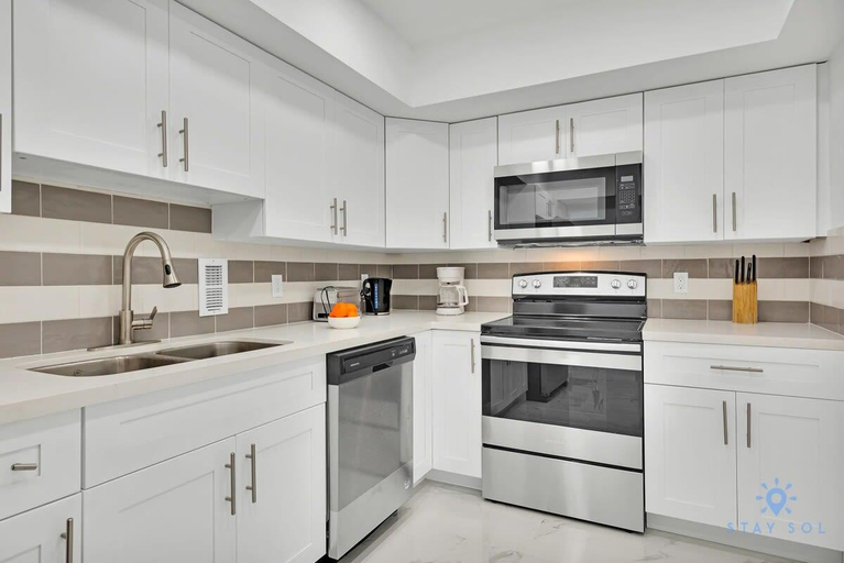 Others 5, Modern Apartment-Balcony-Beachfront Condo+ Gym, Broward