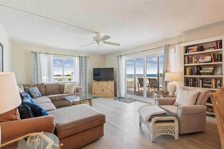 Living area 5, Oceanfront 3BR Condo: Gated, Breathtaking View, Saint Johns