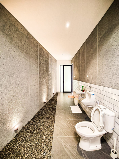 Bathroom 5, High Livin Villa Rajawali, Bandung