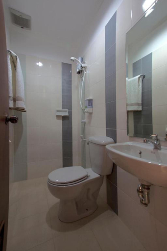 Bathroom 4, Reddoorz near Landers Superstore Cebu City, Cebu City