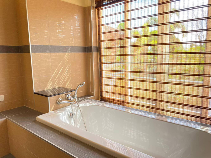 Bathroom 4, Tropical Luxury 4BR Pool Villa w Game Area, Bang Lamung