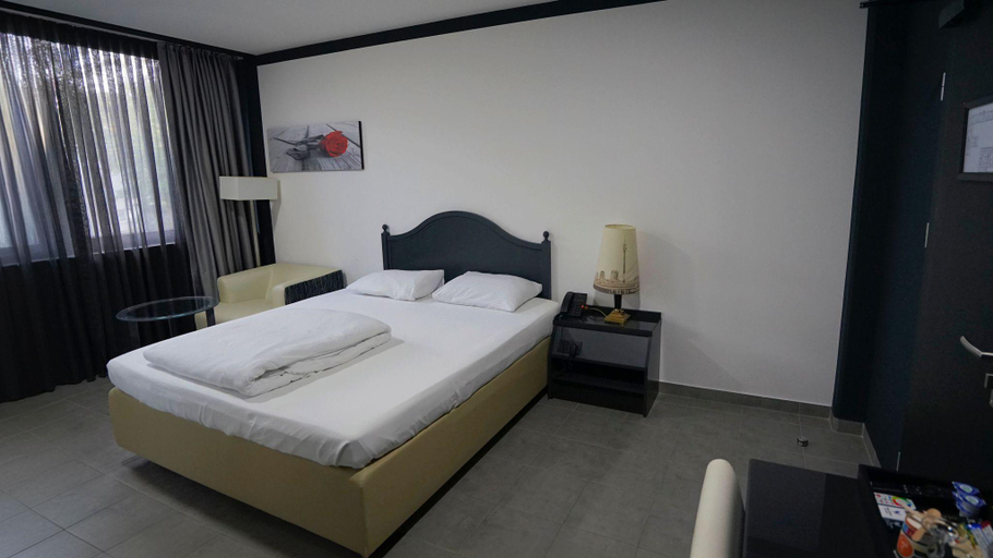 Bedroom 4, TIBET HOTEL am Airport Dusseldorf-Ratingen, Mettmann