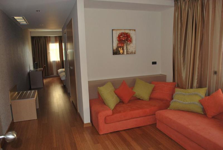 Others 4, Sky 2 Hotel Tirana, Tirana