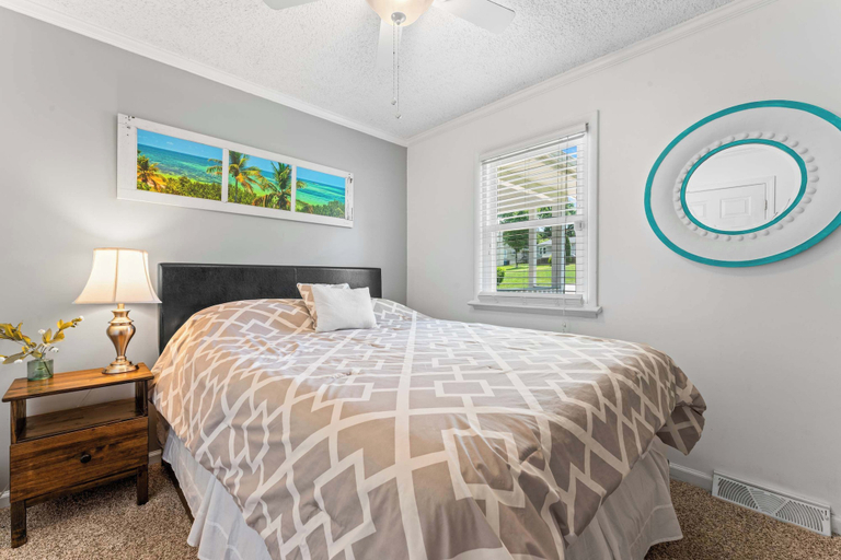 Room 5, The Blue Bungalow Stay for 8, Iredell