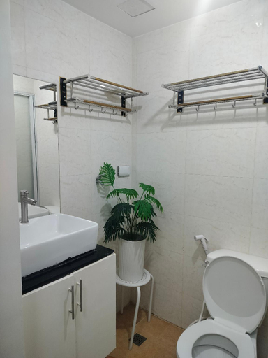 Bathroom 5, Cozy Condo in Quezon City with Private Pool, Quezon City