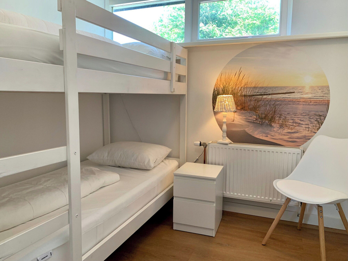 Room 4, Stylish Coastal Retreat in Sint Maartenszee, Zijpe