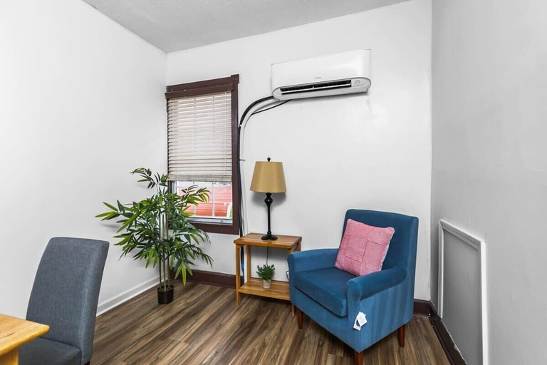 Living area 5, Jefferson Ave Historic, Jefferson