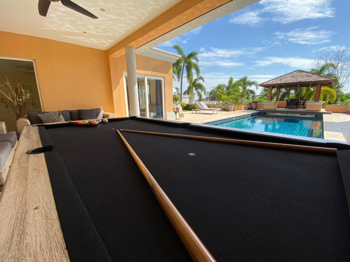 Sport & Beauty 2, Tropical Luxury 4BR Pool Villa w Game Area, Bang Lamung