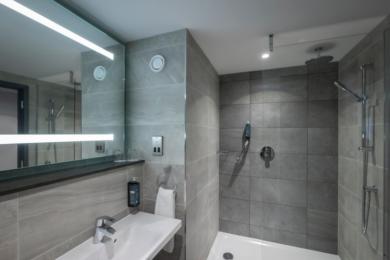 Bathroom 4, Maldron Hotel Merrion Road, Dublin