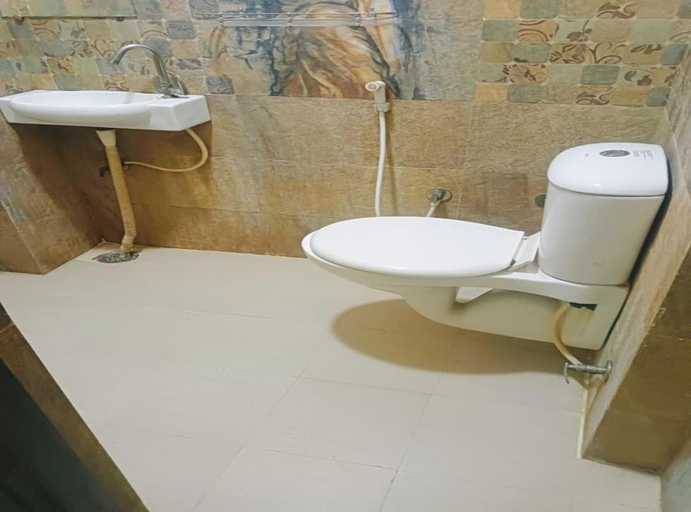 Bathroom, Hotel Quality Time, Udaipur
