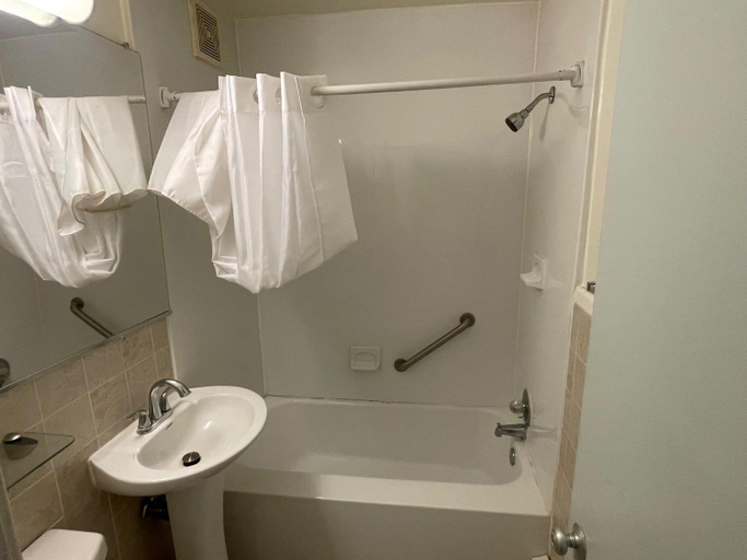 Bathroom 5, Travelers Motel, Fairfax