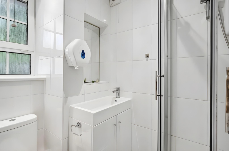 Bathroom 3, APlaceToStay Central London apartment, Zone 1 CAM, London
