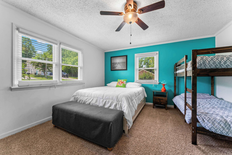 Room 3, The Blue Bungalow Stay for 8, Iredell