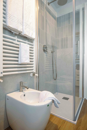 Bathroom 4, La Croce Apartments, Reggio Nell'Emilia
