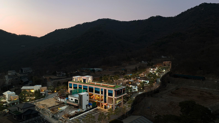 Others 2, Beverly Hills Pension, Ganghwa