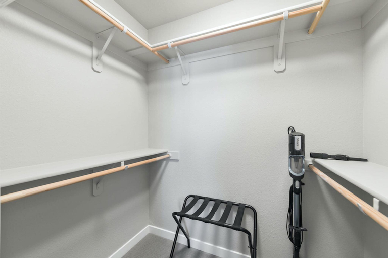 Others 4, Designer Apt with Jacuzzi Pool Mountain Views, Washoe
