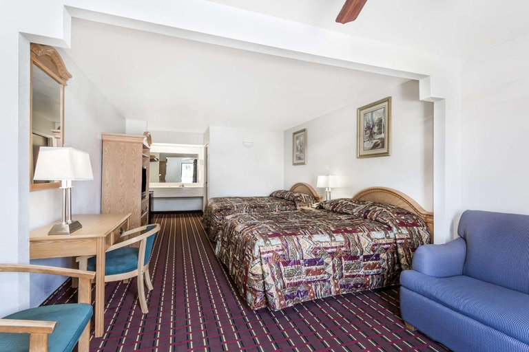 Bedroom 4, Brentwood Inn & Suites, Suffolk