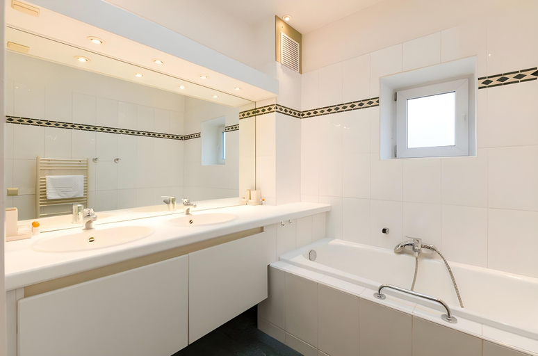 Bathroom, KIMAYA Braga Bandung, by HARRIS, Bandung