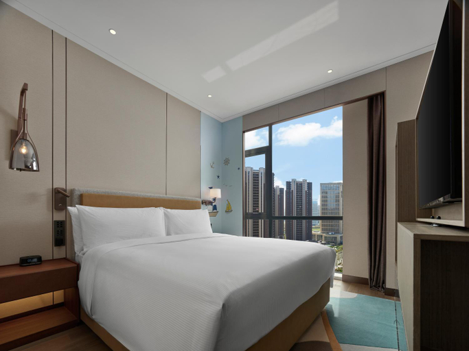 Bedroom 3, DoubleTree by Hilton Yantai Golden Coast Hotel & Suites, Yantai