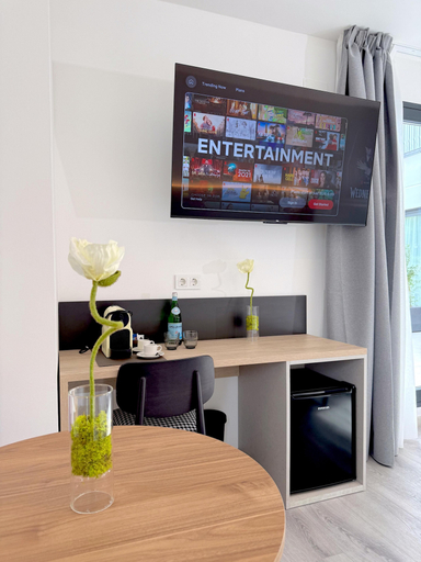 Television 5, Lake and More Suite Hotel, Brescia