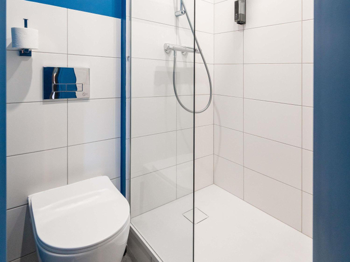 Bathroom 4, ibis budget Mâcon Nord, Saône-et-Loire